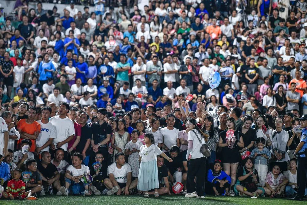 包含精彩的体育比赛赢得观众掌声的词条