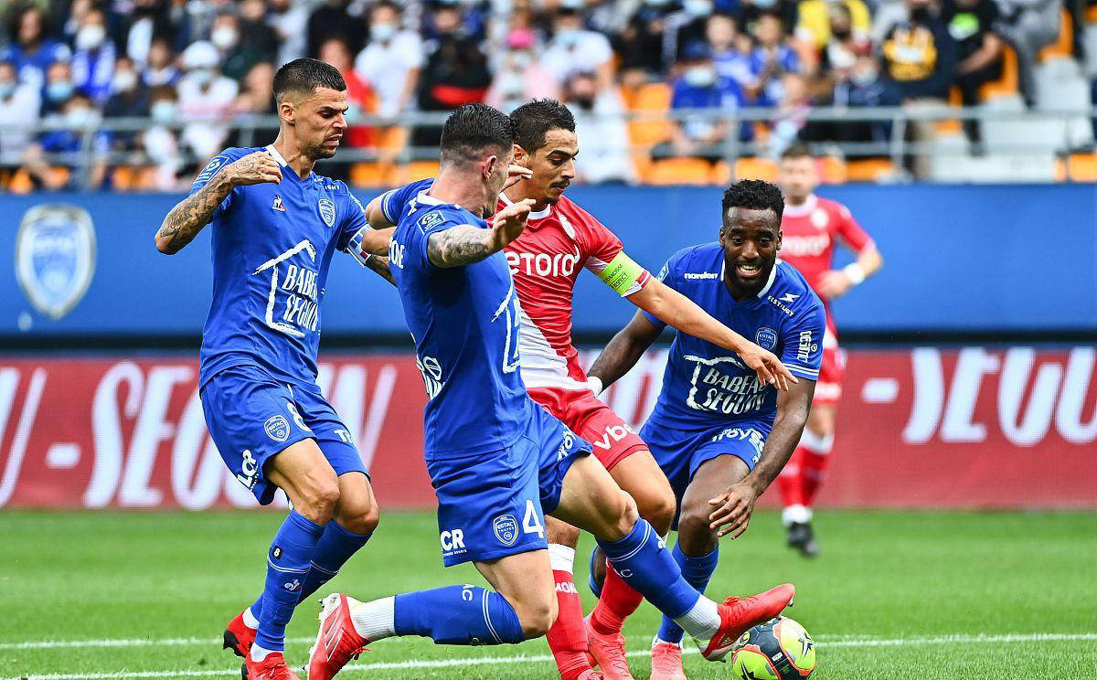 包含比利亚雷亚尔客场不敌，遭到失利的词条