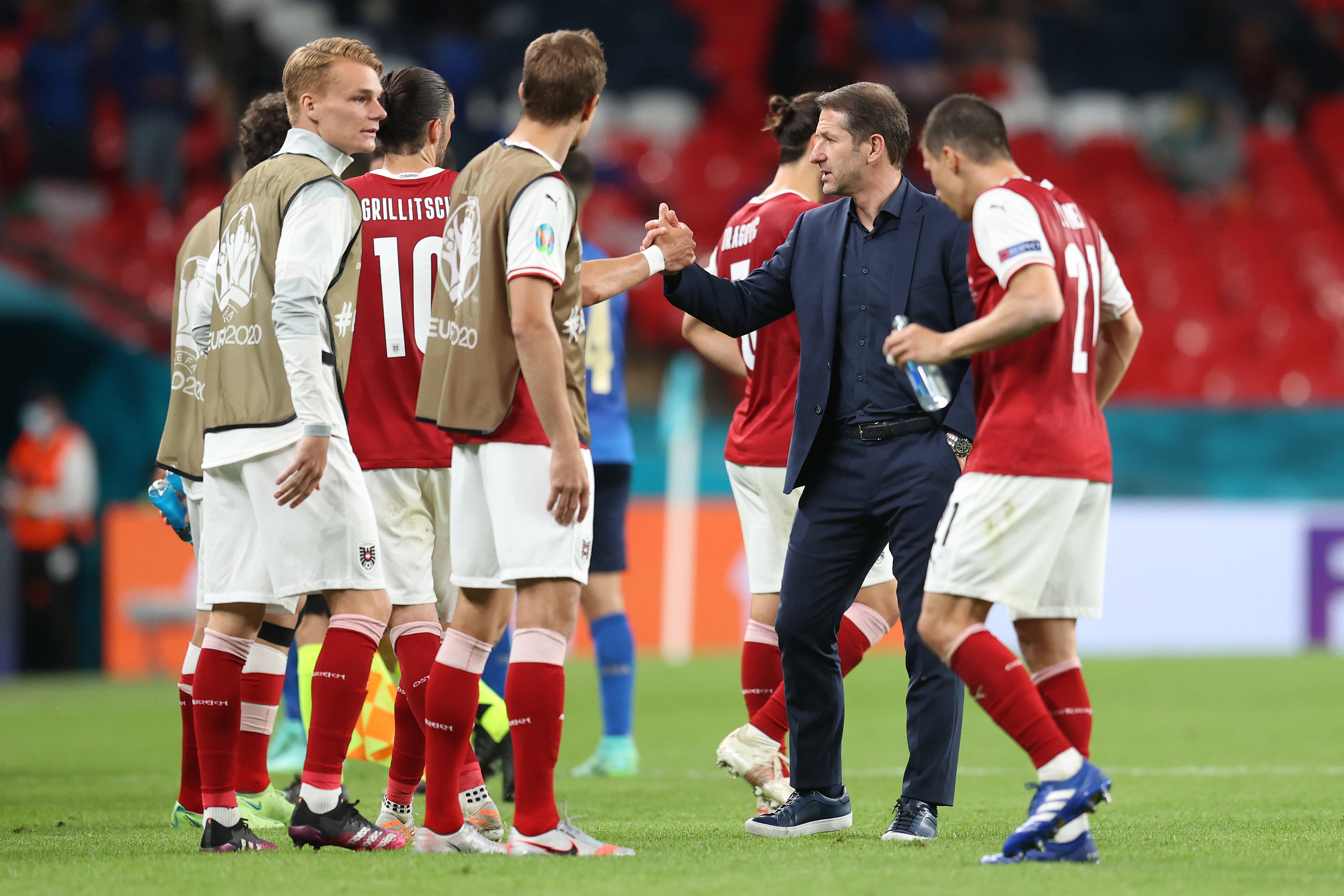 欧国联激烈角逐，现场气氛热烈的简单介绍