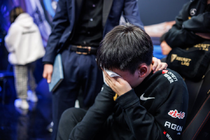 南方球员艰难晋级,泪洒赛场的简单介绍 南方球员艰难晋级,泪洒赛场的简单介绍